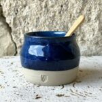 pot bleu en céramique
